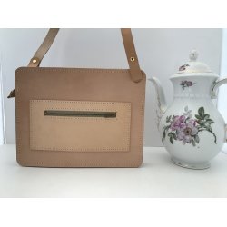 Model Ellen i natur Veg. kernelder; kuverttaske med lang skulder rem.