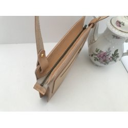 Model Ellen i natur Veg. kernelder; kuverttaske med lang skulder rem.