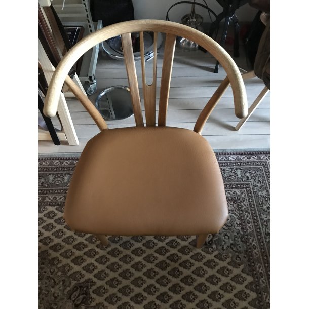 Billede 31; Ombetrkning af stole med Cognacfarvet bffellder