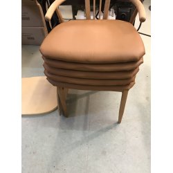 Billede 31; Ombetrkning af stole med Cognacfarvet bffellder