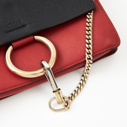 Chloe Taske i rdt og sort skind