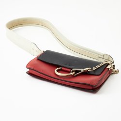 Chloe Taske i rdt og sort skind