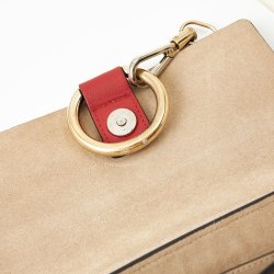 Chloe Taske i rdt og sort skind