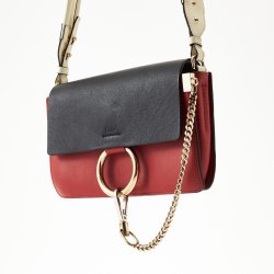 Chloe Taske i rdt og sort skind