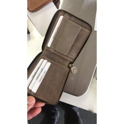 Lille Tegnebog i lkkert natur skind og med plads til det hele