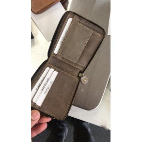 Lille Tegnebog i lkkert natur skind og med plads til det hele