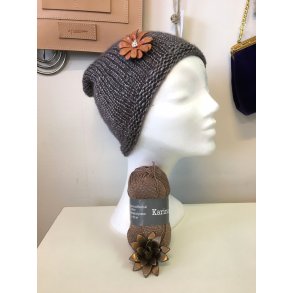 One size strik hue med h�ndlavet l�derblomst. 