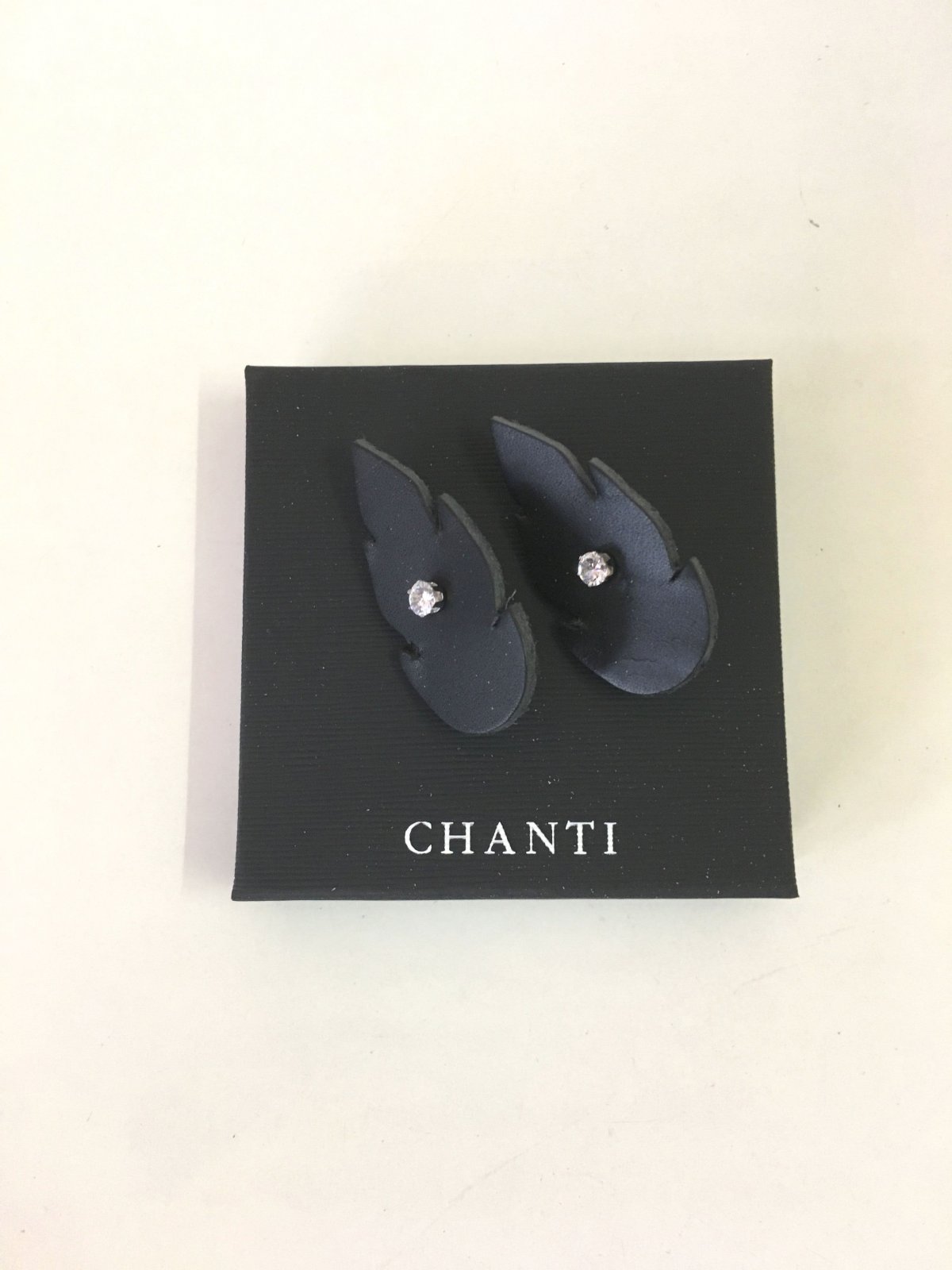 Øre i læder med Chanti stickers. Formet som et blad. - Armbånd og halskæder - Læderprojektet