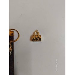 Lille sjov charm til at hnge p dine louis Vuitton tasker, ngleringe etc.