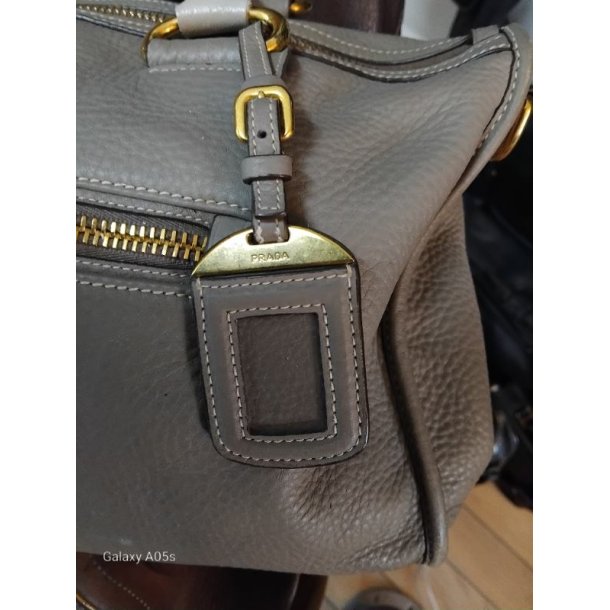 Prada taske i grt kalveskind.