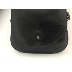 Etienne Aigner Vintage Skuldertaske i sort Kalveskind i lidt buet facon.