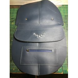 Stor oval taske i slidstrkt lder i eget design.