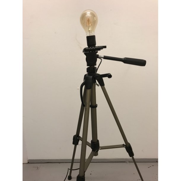 Genbrugs lampe fremstillet af et fotostativ mm.