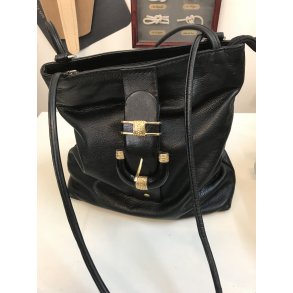 Redesign taske i l�kkert bl�dt sort skind