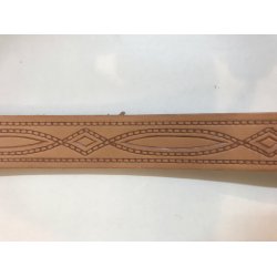 Bred hndlavet gevr rem med prg i lder.