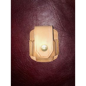 Etui i lder til Zippo lighter; kan bres i bltet