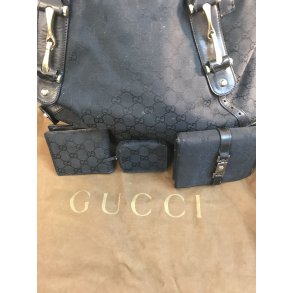 Renoveret gucci Taske i sort stof med skind bestning og 3 etuier medflgende