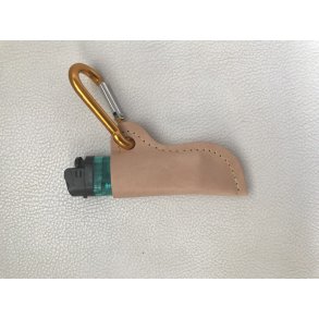 Lighter etui i kernelder med karabinhage 