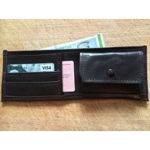 Tofljet Tegnebog i eget fabrikat i det bldeste lkre genbrugsskind