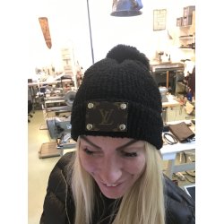 Strik hue i bedste kvalitet garn med Louis Vuitton Monogram Canvas logo.