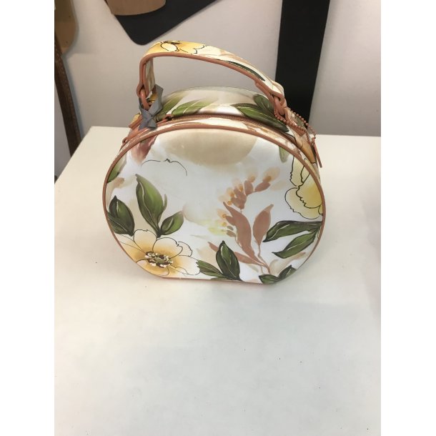 Oval taske med blomster motiv med lynlås og kæde fra Diana Co. - Tasker fra Diana & Co. - Læderprojektet