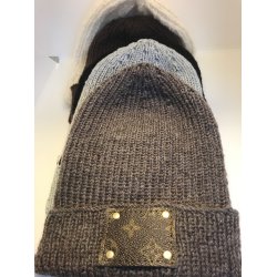 Strik hue i bedste kvalitet garn med Louis Vuitton Monogram Canvas logo.