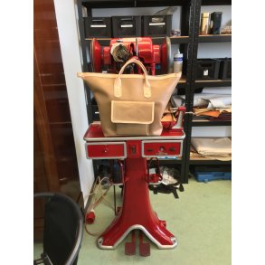 Billede 23: Ny stor rejsetaske i lder og min gamle fine randsymaskine malet op.