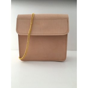 Kernelder taske i natur.