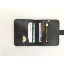 Tofljet pung i skind med plads til mnter / kreditkort mm.