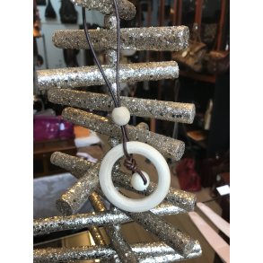 Trring med kugle i ldersnor