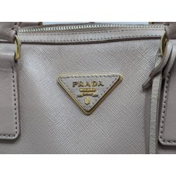 Prada taske i Saffiano lder, meget velholdt