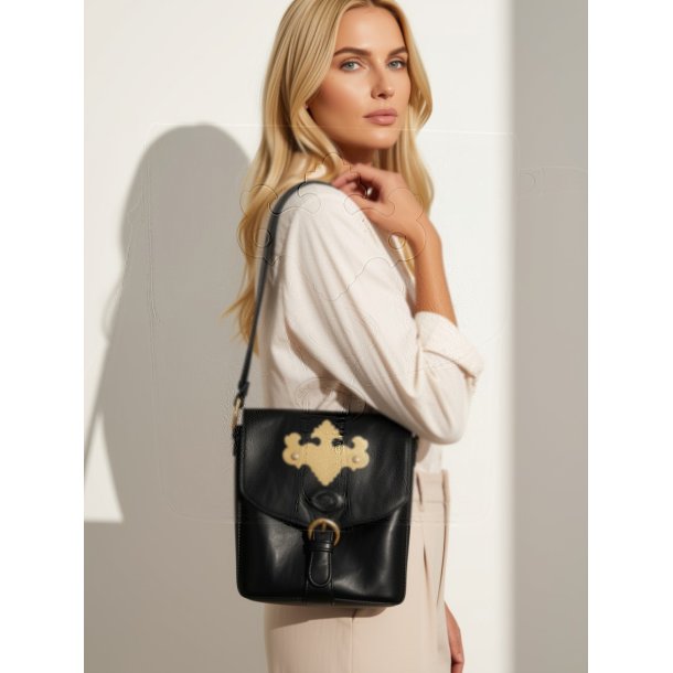 Redesign taske i sort l�der med beslag.