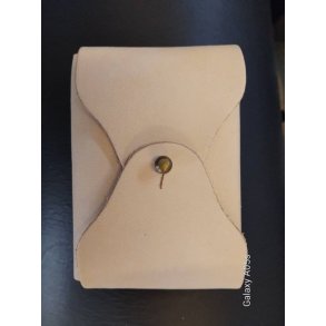 Enkelt Cigaret etui i kernelder; som med tiden opnr en mrkere patina.