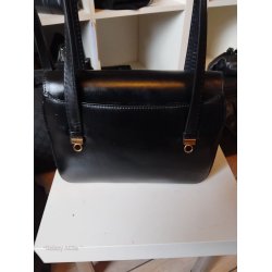 Klassisk Gucci i sort kalveskind med hardware i guld.