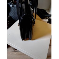 Klassisk Gucci i sort kalveskind med hardware i guld.