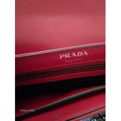Prada Vintage taske i rdt lder og med Hardware i Gun metal.