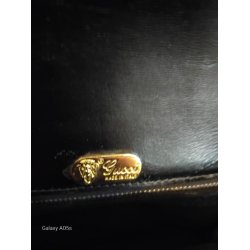 Klassisk Gucci i sort kalveskind med hardware i guld.