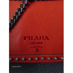 Prada Vintage taske i rdt lder og med Hardware i Gun metal.