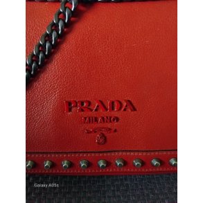 Prada Vintage taske i rdt lder og med Hardware i Gun metal.