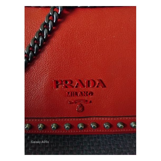 Prada Vintage taske i rdt lder og med Hardware i Gun metal.