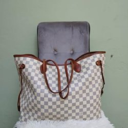 Louis Vuitton model Neverfull