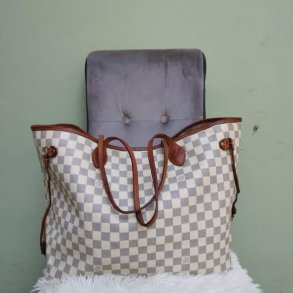 Louis Vuitton model Neverfull