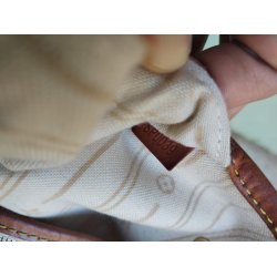 Louis Vuitton model Neverfull