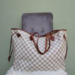 Louis Vuitton model Neverfull