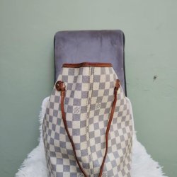 Louis Vuitton model Neverfull
