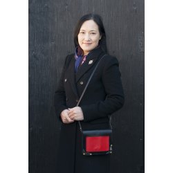 Anabella: Dametaske i prget kernelder; eget design.