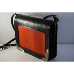 Anabella: Dametaske i prget kernelder; eget design.