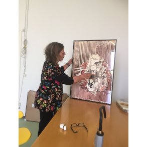 Billede15: Elsebeth i gang med at hnge tegning som Sofia har lavet. Vrksted.