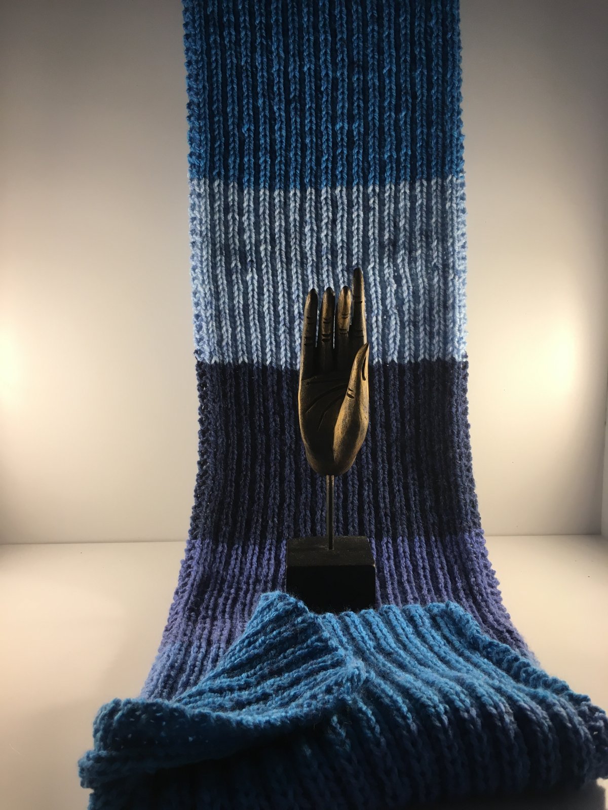 Halstørklæde blå striber - garnprodukter - Læderprojektet