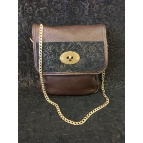 Ny taske i eget design med prget skind p forklap.